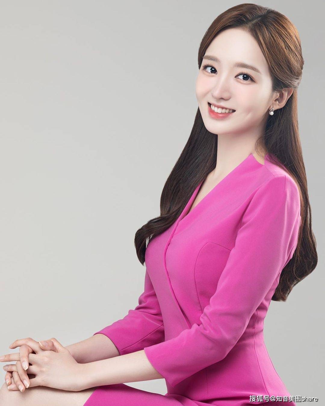 哈喽各位观众老爷们,又到了欣赏女神们靓丽的风采时候了,今天知音呢