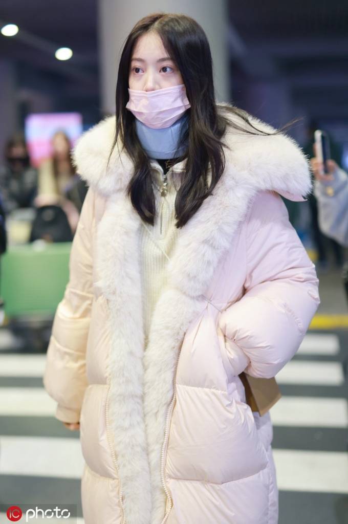 潘辰现身上海机场 粉色羽绒服时尚温柔_个人_音乐_全国