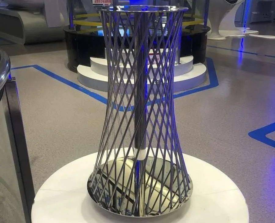 单页双曲面模型从上向下看时,正螺面模型的形状像极了海螺壳上的花纹