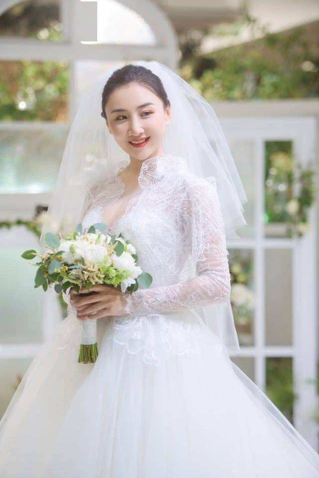 "蹦床公主"婚纱照首次曝光!貌美如花,沉鱼落雁,太美了_何雯娜