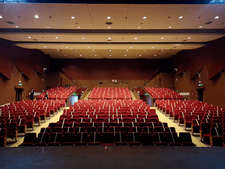 (紫金大戏院)观剧座位间隔限制工作人员每日上班前体温测量(对江南