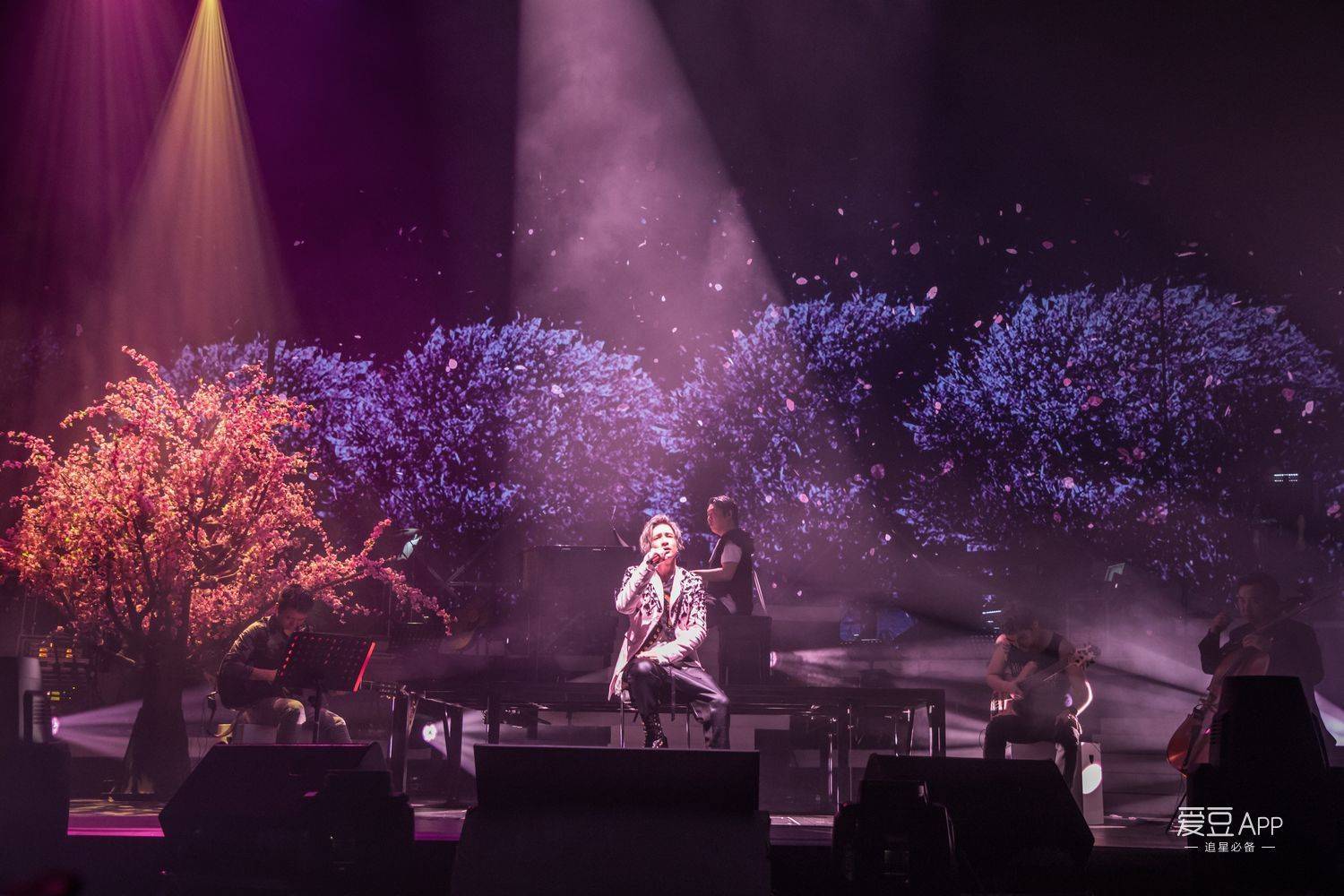 那年今日薛之谦巡演广州站深情首唱我害怕沙溢安吉父子空降现场神助攻