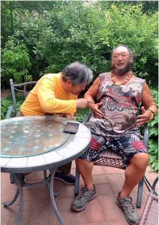 《西游记》青狮和白象重聚,70岁还痴迷健身,杠铃重量2000斤_贾石头