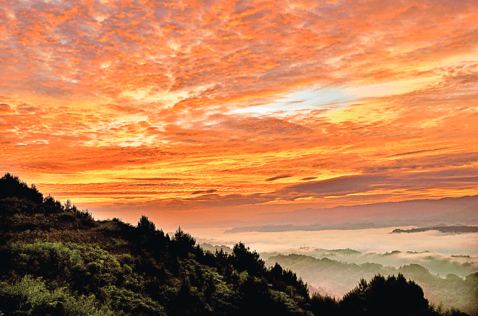 大观镇的山峦霞光万丈.