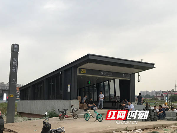 正在紧锣密鼓建设中的马栏山地铁站.