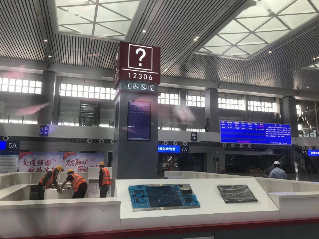 车站有东西两个广场,西广场面积137亩,东广场面积112亩,公交中心面积