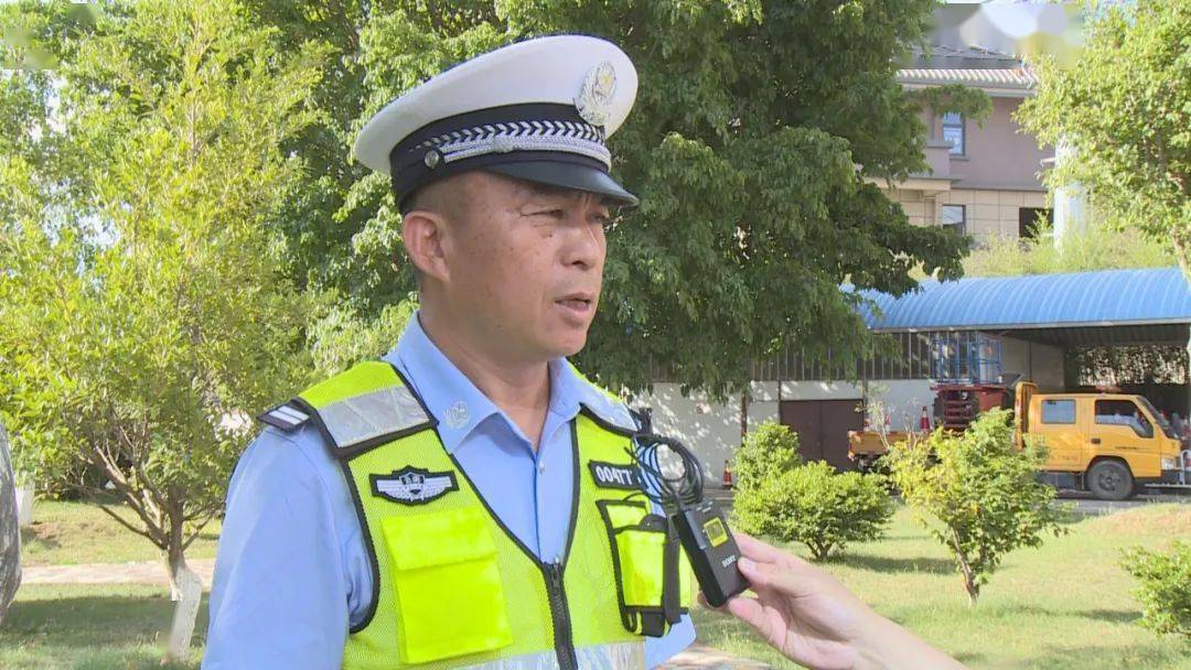 6月3日下午,楚雄市公安局交警大队在桃源湖天桥十字路口设置了检查点