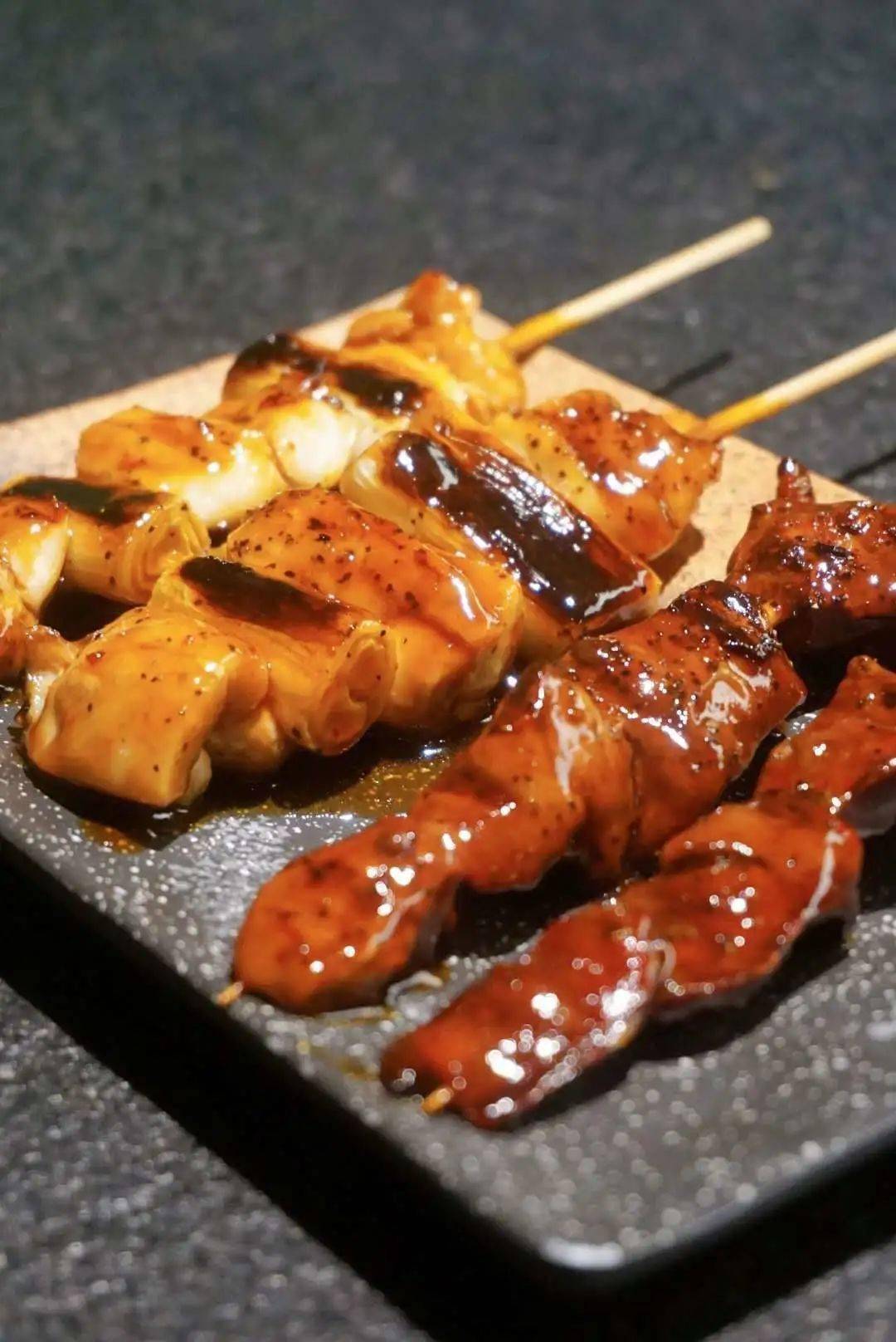 烤串在日本也叫烧鸟是日本随处可见的街巷美食在店里鸡葱串和鸡肝串更