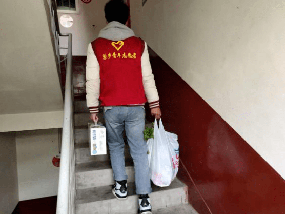 新闻中心提供在2020年的春天这个特殊时期,金川县梨乡有一名志愿者中