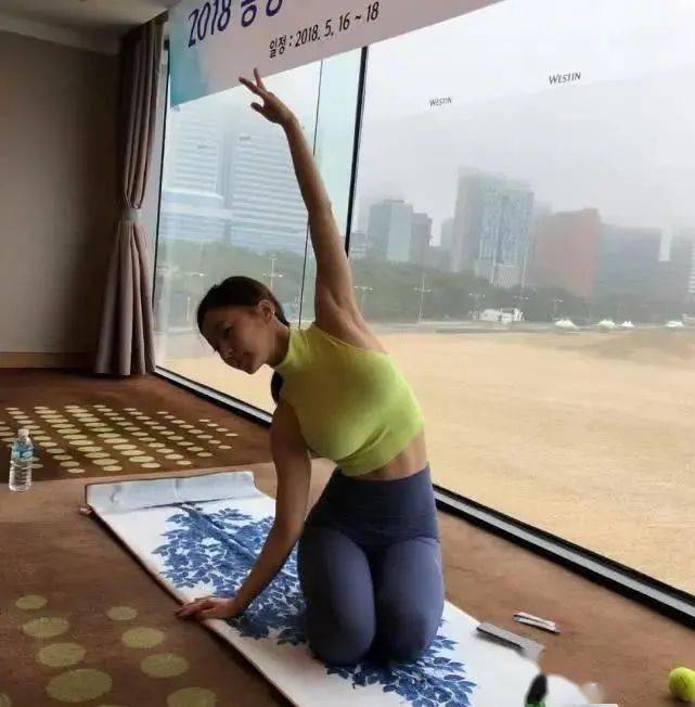 健身女教练身材出众爱穿瑜伽裤,晒背影照,被众网友点赞!