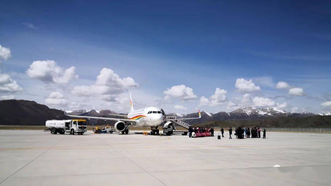 2016年,果洛藏族自治州玛沁机场建成通航,果洛交通实现了"飞天梦".