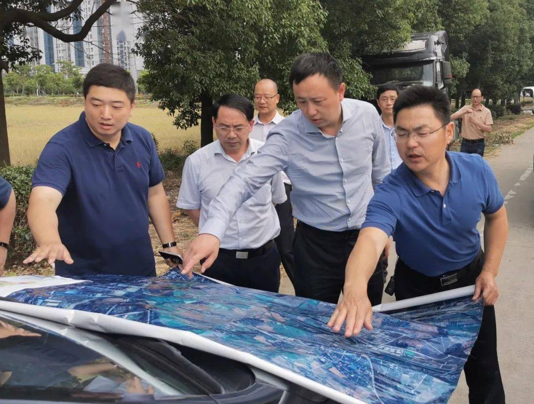 宋旋一行实地考察了水晶山生态区高铁北站地块,马塘桥体育公园,练湖