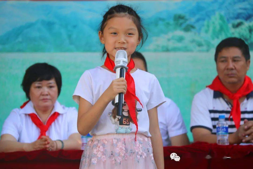 东川一小迎接少代会61争做好队员红娃集合在队旗下入队仪式