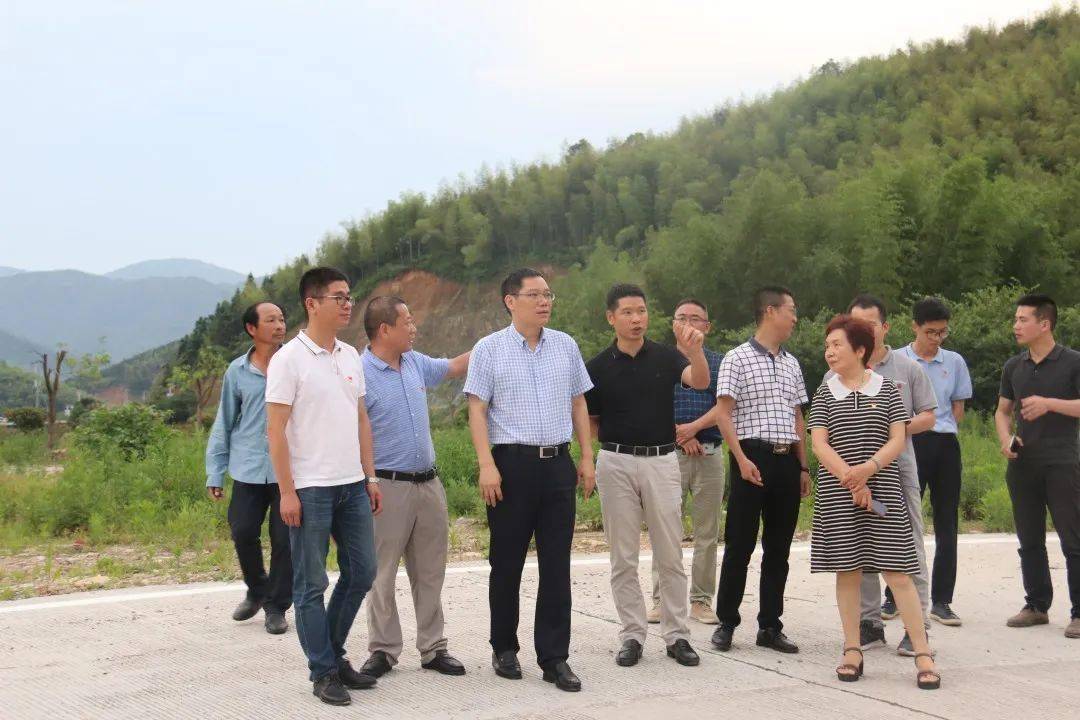 陈贵裕深入盐田乡调研脱贫攻坚工作