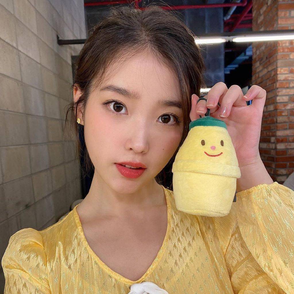 iu与香蕉牛奶娃娃的自拍三重奏清新活泼甜蜜