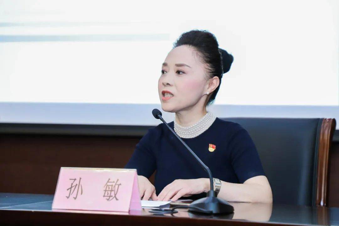 动员部署会上,中心党支部书记,副主任陈皎乐介绍了区投促中心"四史"