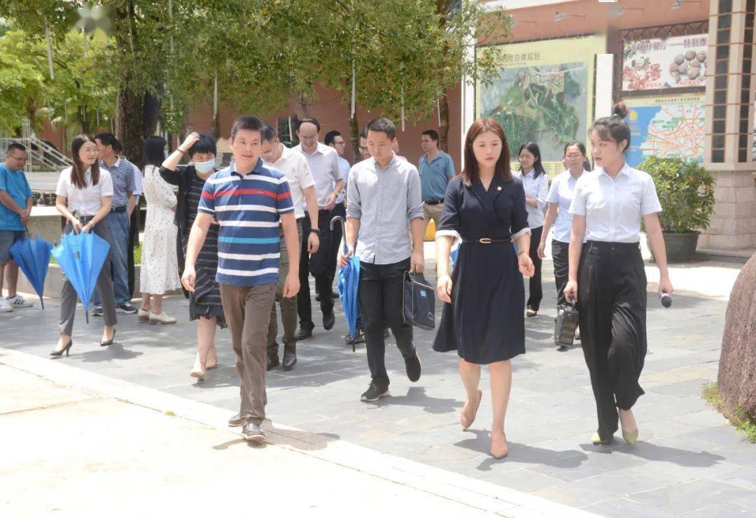 党委书记邝玉,集团行政总经理顾志祥,翔顺金水台总经理陈锦嫦等陪同