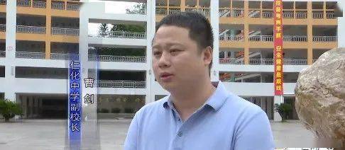 曹剑是仁化中学副校长,也是高中信息技术一级教师,学校信息化教学