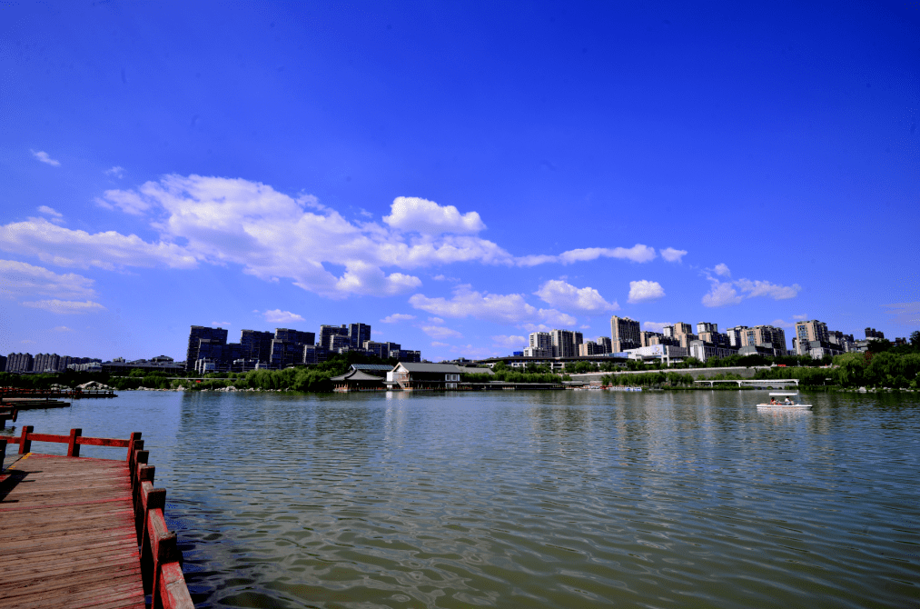 湖水丰盈清澈伸手可掬水面倒影是低空的云朵,岸边的树,竹,斑茅花以及