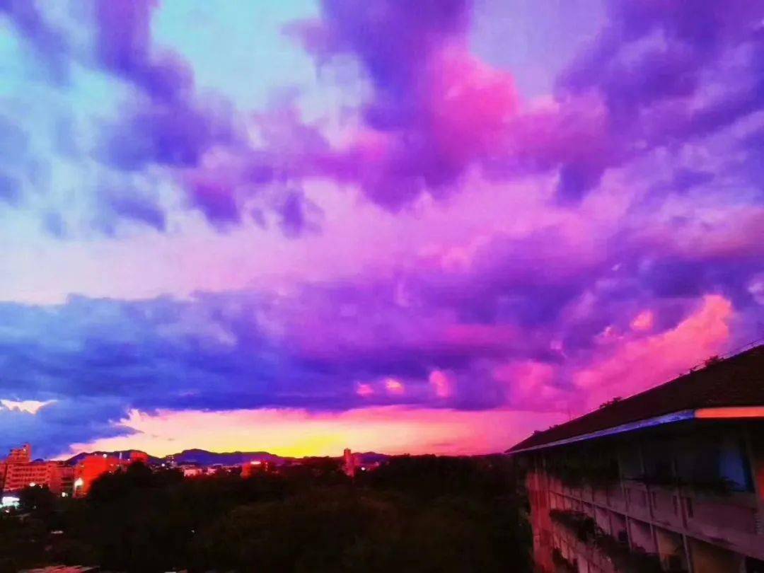 深圳雨后的紫粉色天空魔幻又美丽