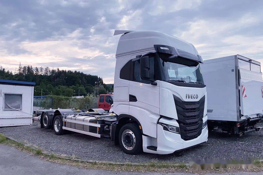 五种车身规格依维柯推出sway6x2交换箱底盘车