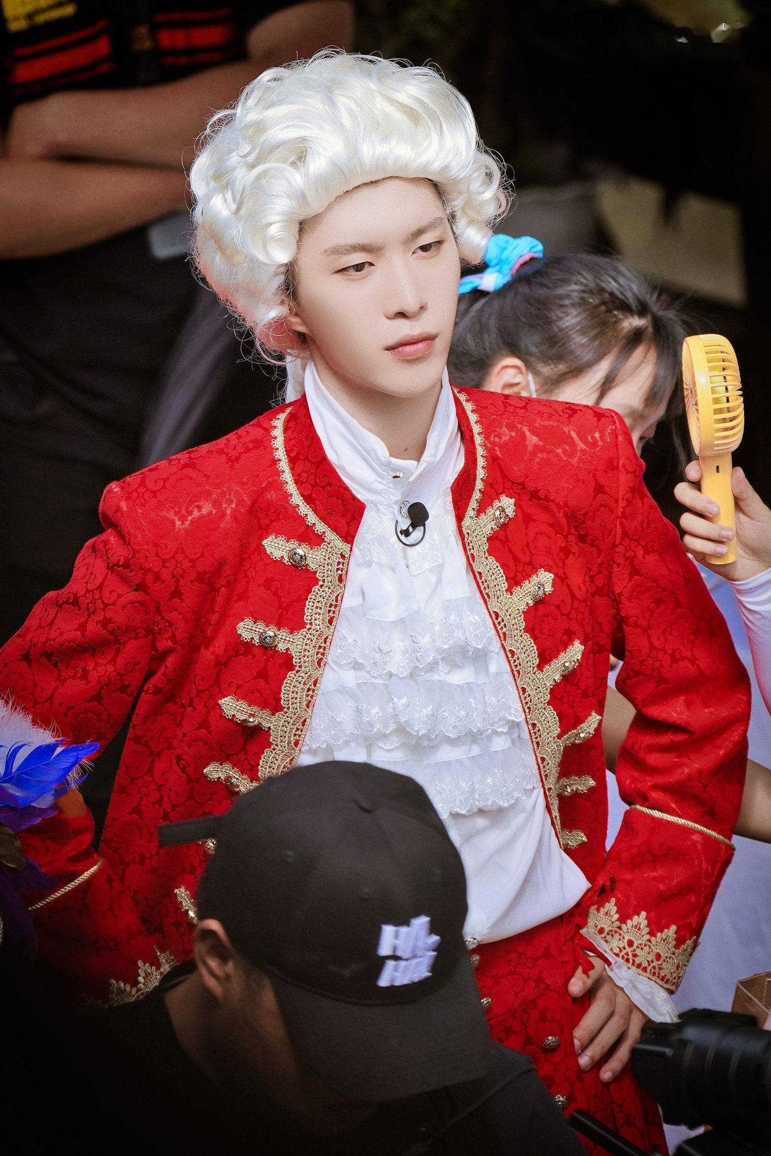 丞丞录制节目饭拍曝光迪士尼在逃王子范伯爵丞