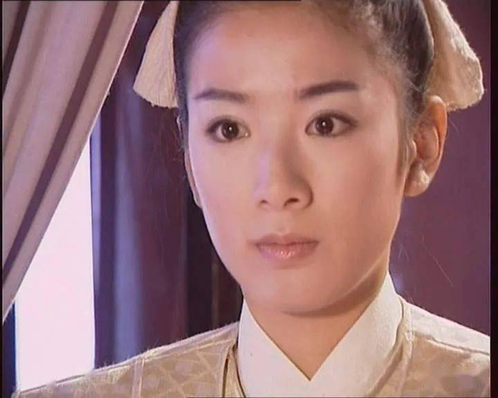 总之,黄奕还没出名的时候童年的我就看好她前途无量,后来她变成古装剧