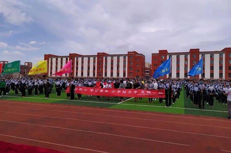 活动现场(图/王森)活动中,集宁五中党支部相关负责人讲解了创建全国