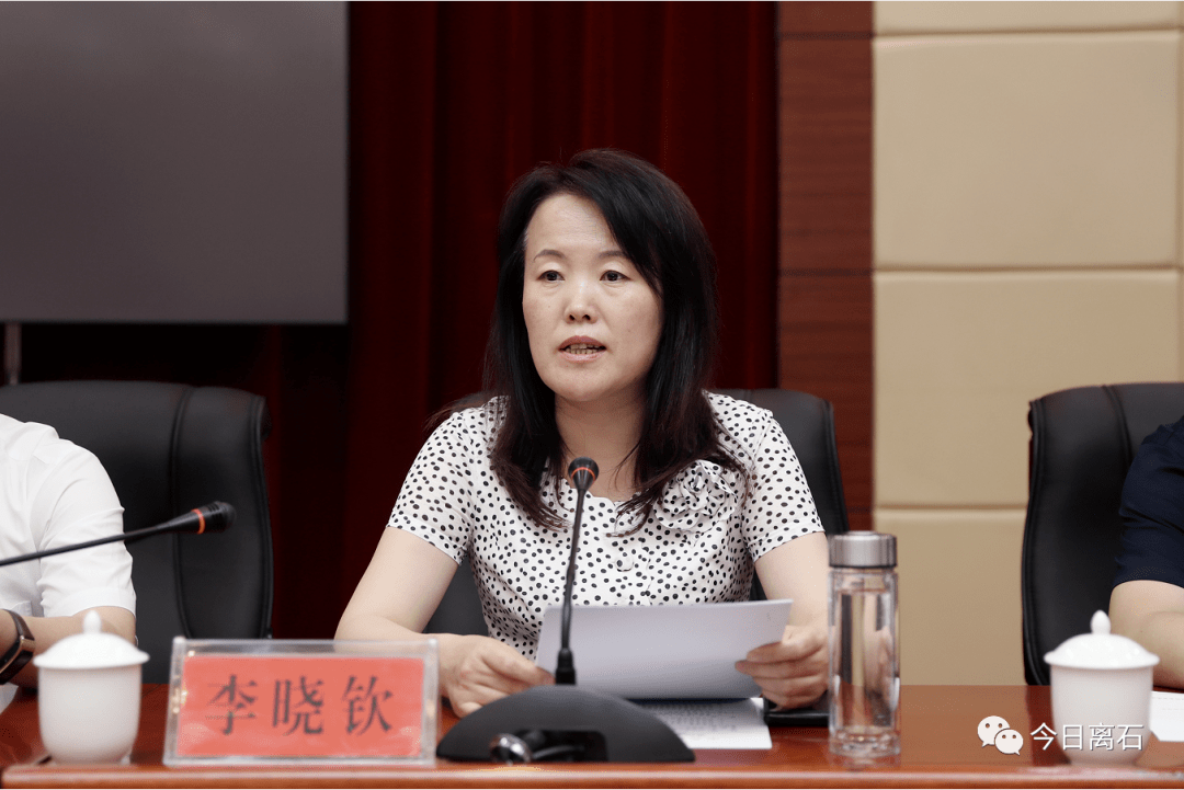 区委常委,组织部长李晓钦宣读决定和名单.梁美丽 摄