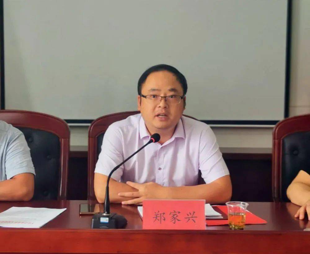 会议由乡党委副书记,乡长辜承均主持.