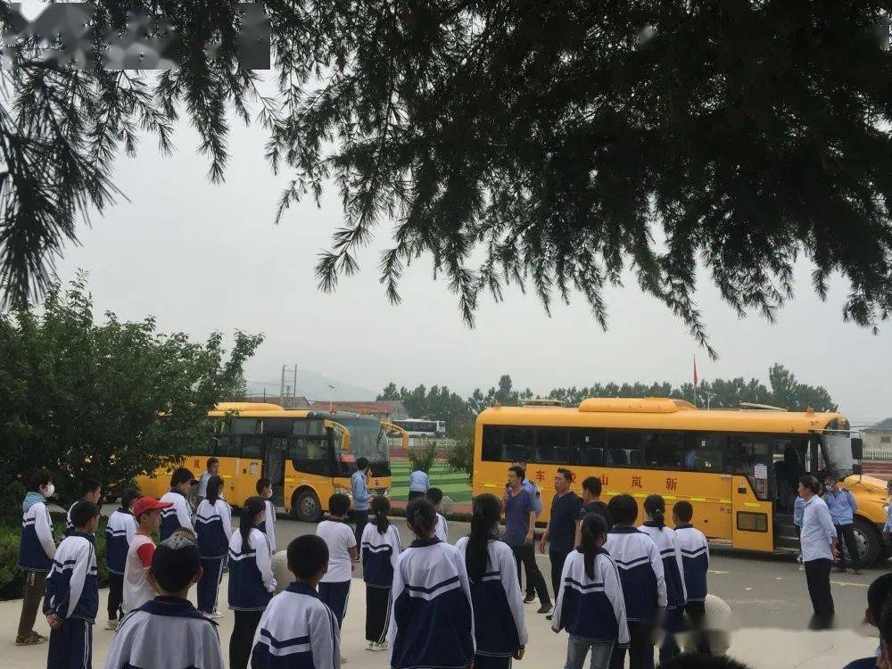 新时代文明实践黄墩镇初级中学举行校车安全演练活动