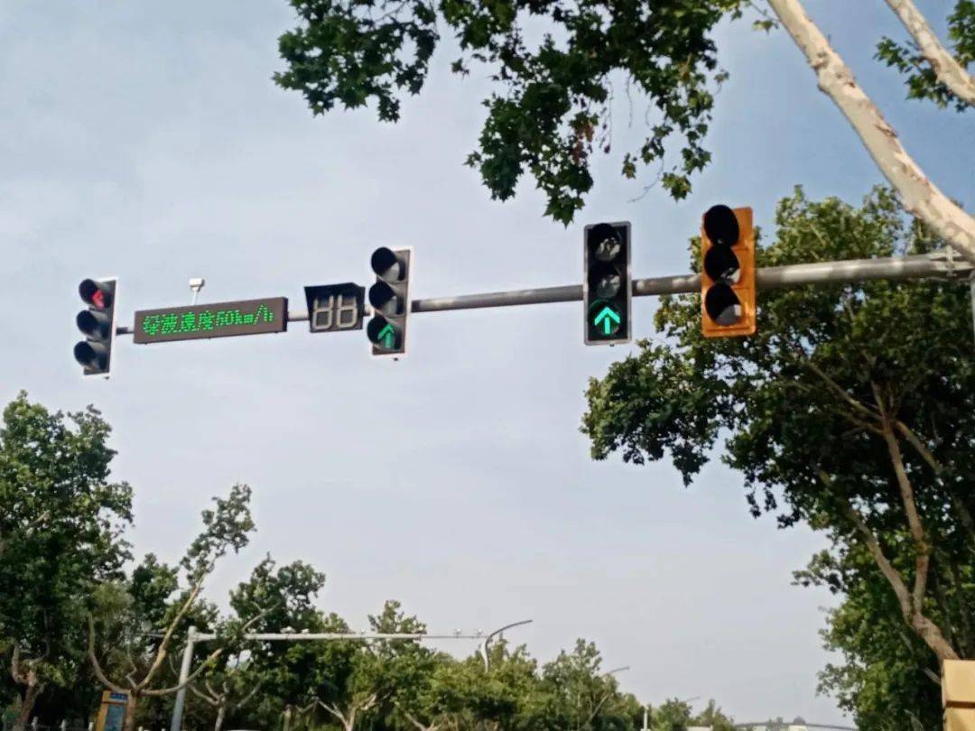 菏泽公交车有专用信号灯了