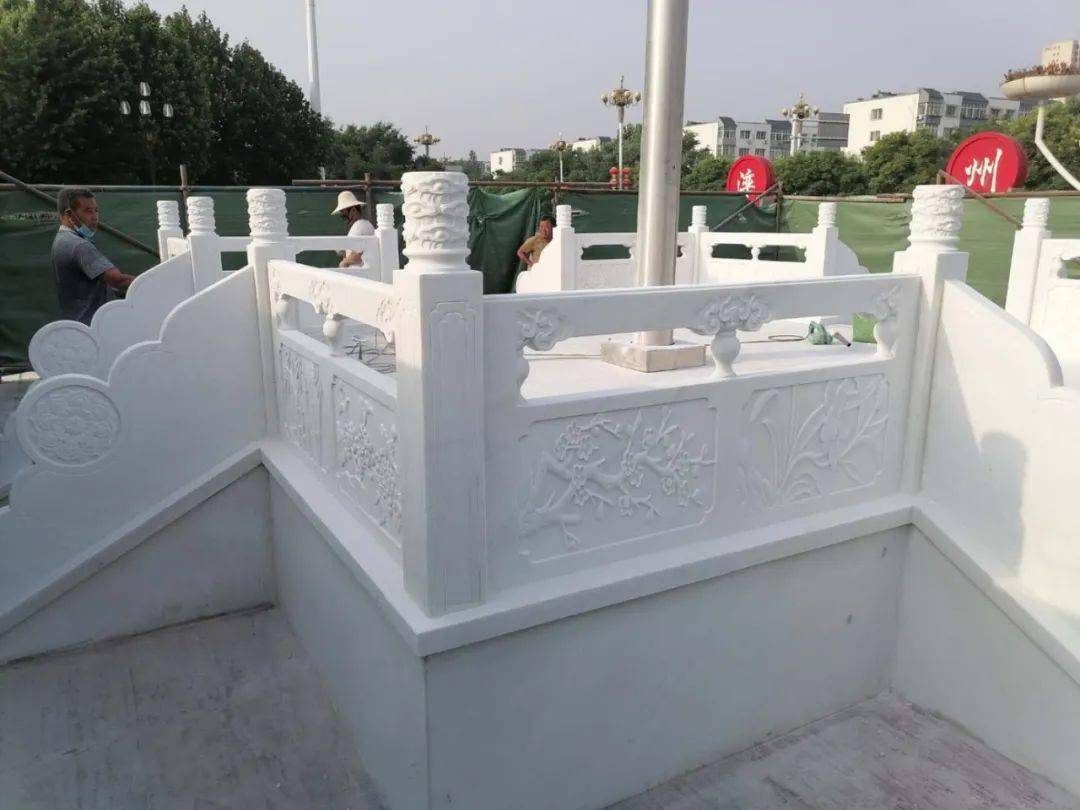 人和车随着夜幕的降临也会稳步增加 时代广场东侧旗杆基座改建完成