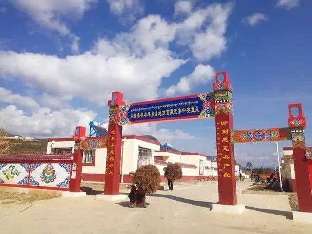 为木里县牦牛坪乡异地扶贫集中安置点申时15:00-17:00迎着热浪,巡检