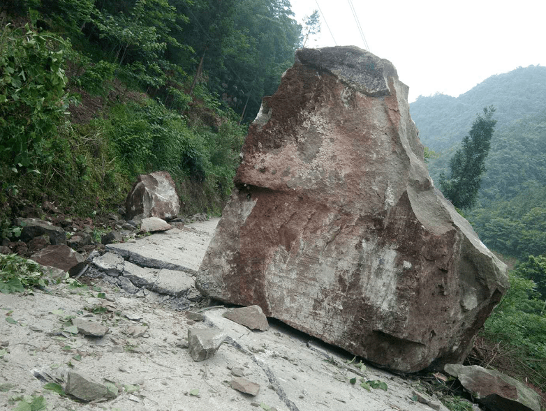 突发恩施一乡村公路发生岩崩砸下5吨巨石