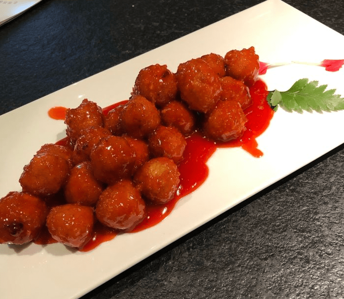 杨梅丸子400克猪肉搭250克杨梅,咸中带甜的口感,最为适宜,恰到好处.