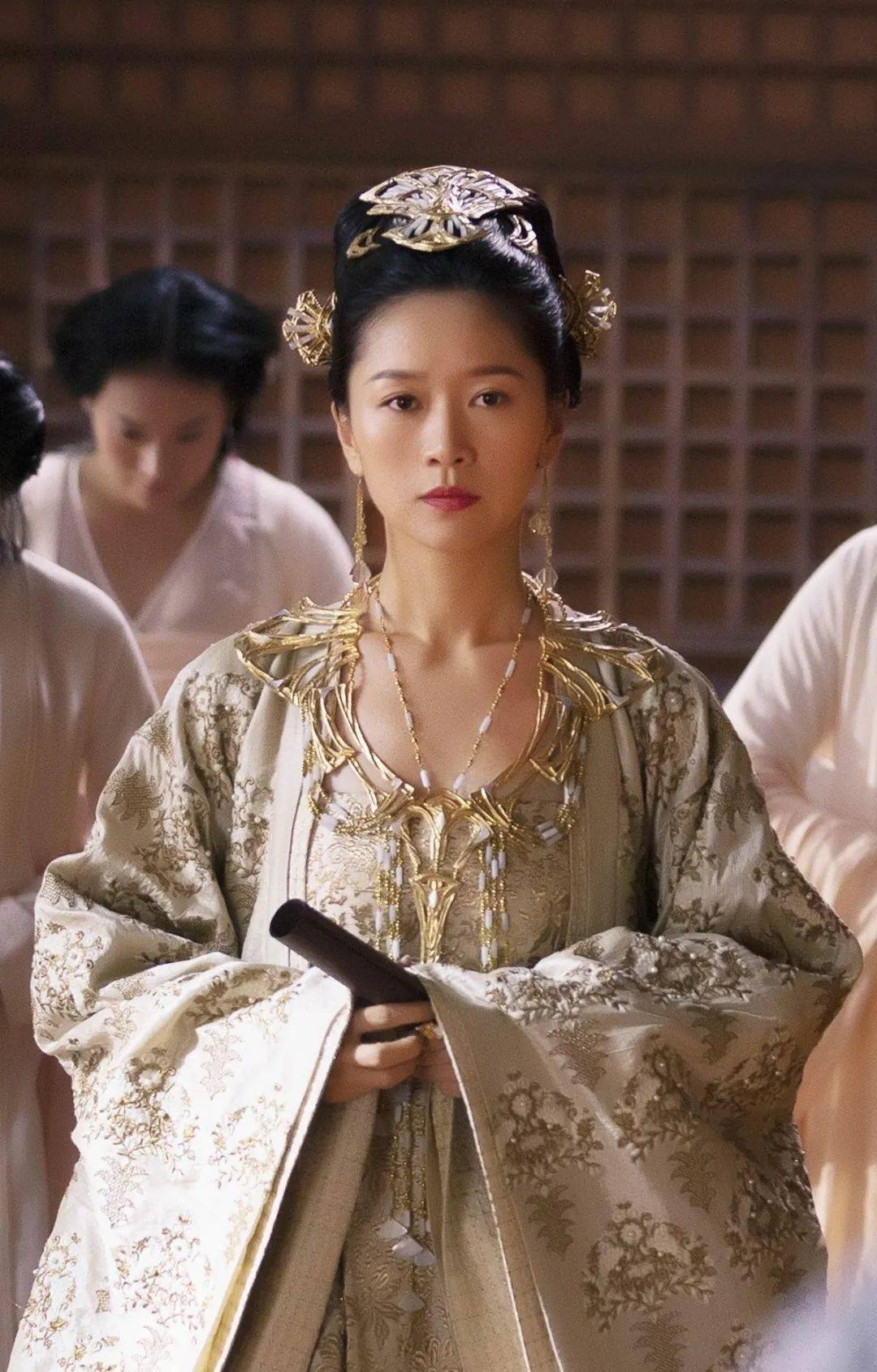 演员赵雅莉解锁新身份推出联名款女包品牌