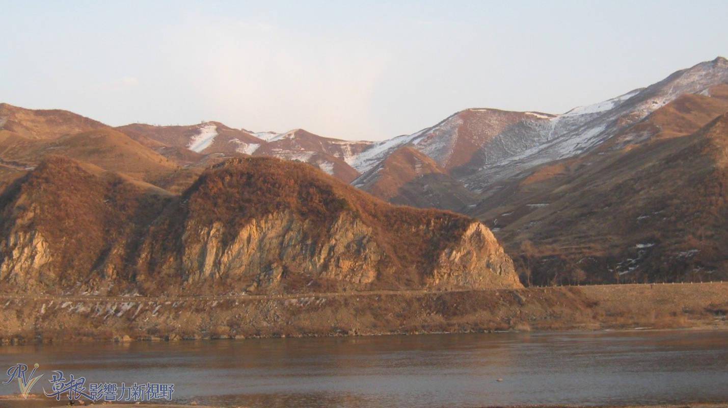 朝鲜的集安鸭绿江边绵延山脉,平原不多