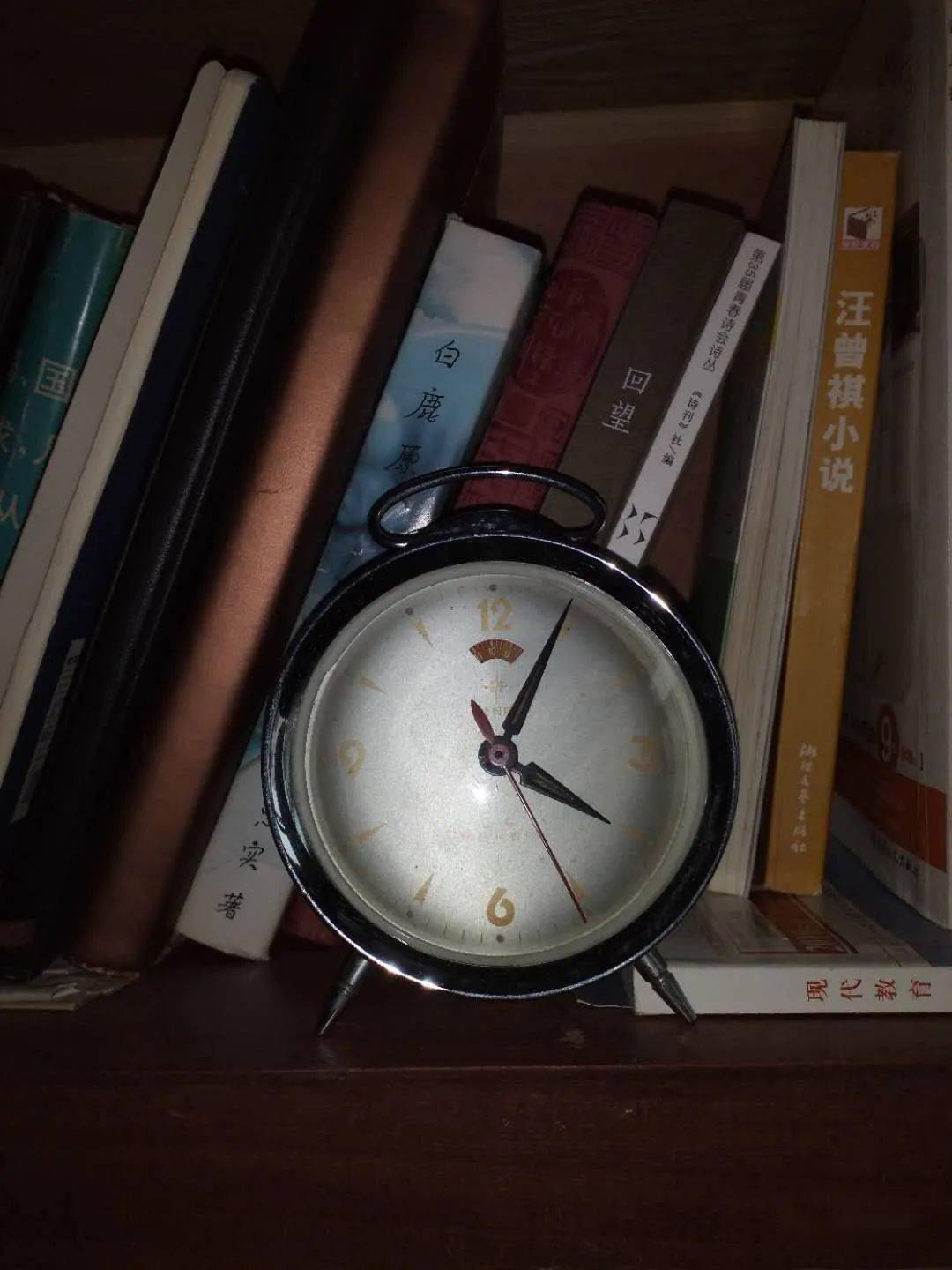 旧物件‖窗台上的马蹄表