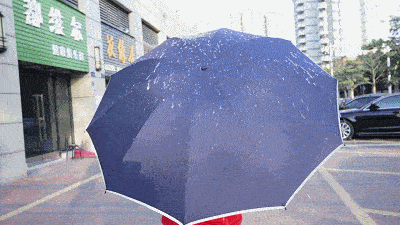 雨伞旋转甩出水物理图片