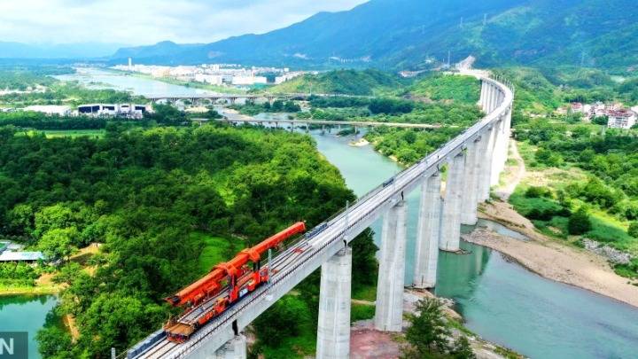 2020年6月9日,工人在金臺鐵路台州市仙居縣永安溪特大橋上鋪軌施工.