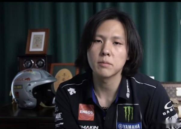 淡定有钱的大能哥:开始看的是他的表和面瘫,后来看的想法和眼界