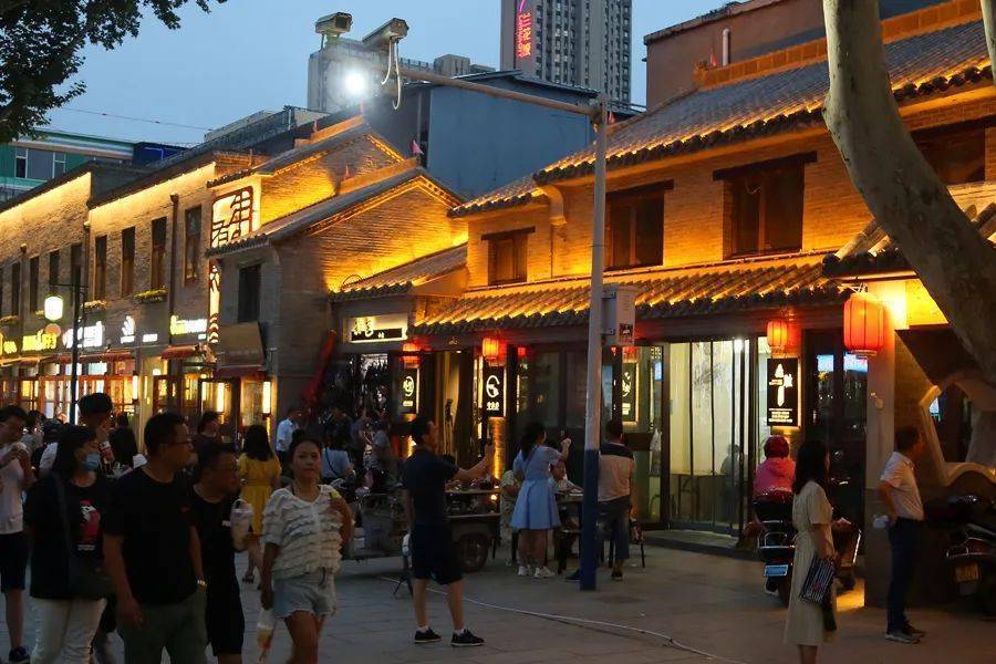 晋城凤西广场人挤人现场抓拍