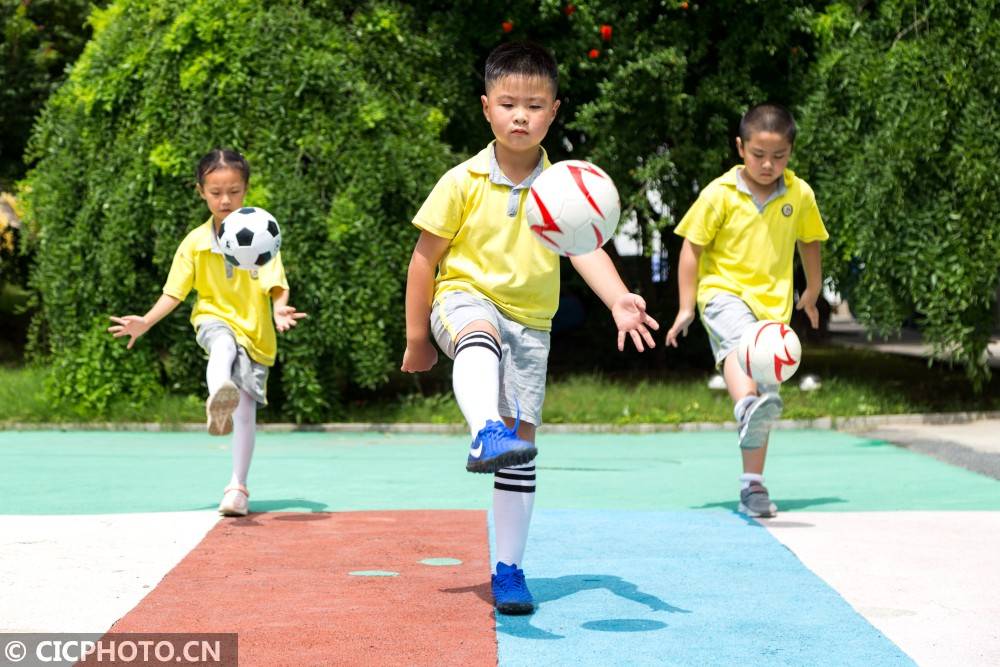 年6月9日,浙江省湖州市长兴县中心幼儿园,大班的孩子在玩动感颠球游戏