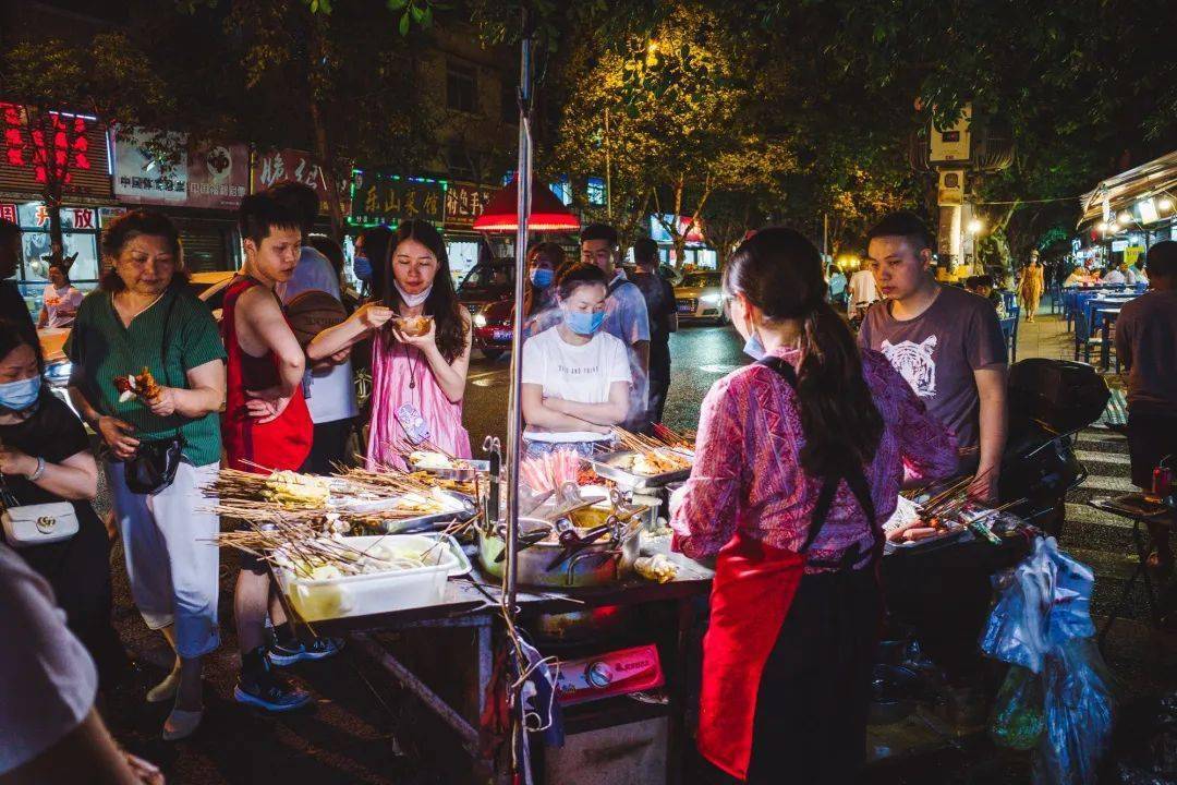 给摆地摊的朋友指条明路成都这些地方夜市很红火