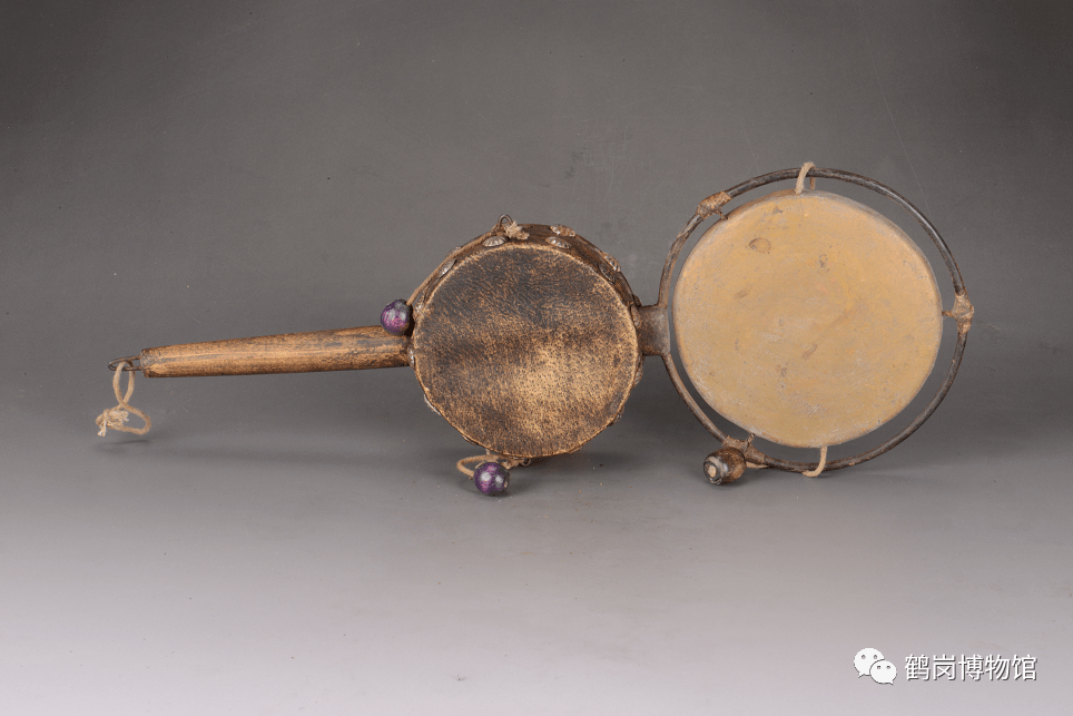 货郎儿招揽顾客用的手摇小鼓,形状跟拨浪鼓相同而比较大.