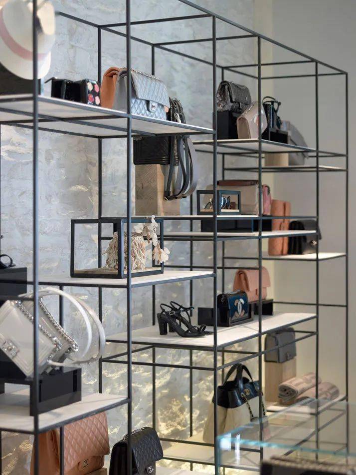 学习奢侈品陈列当然要看看chanel的店铺