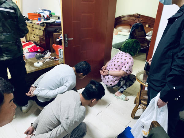 "不要动,全部蹲下!