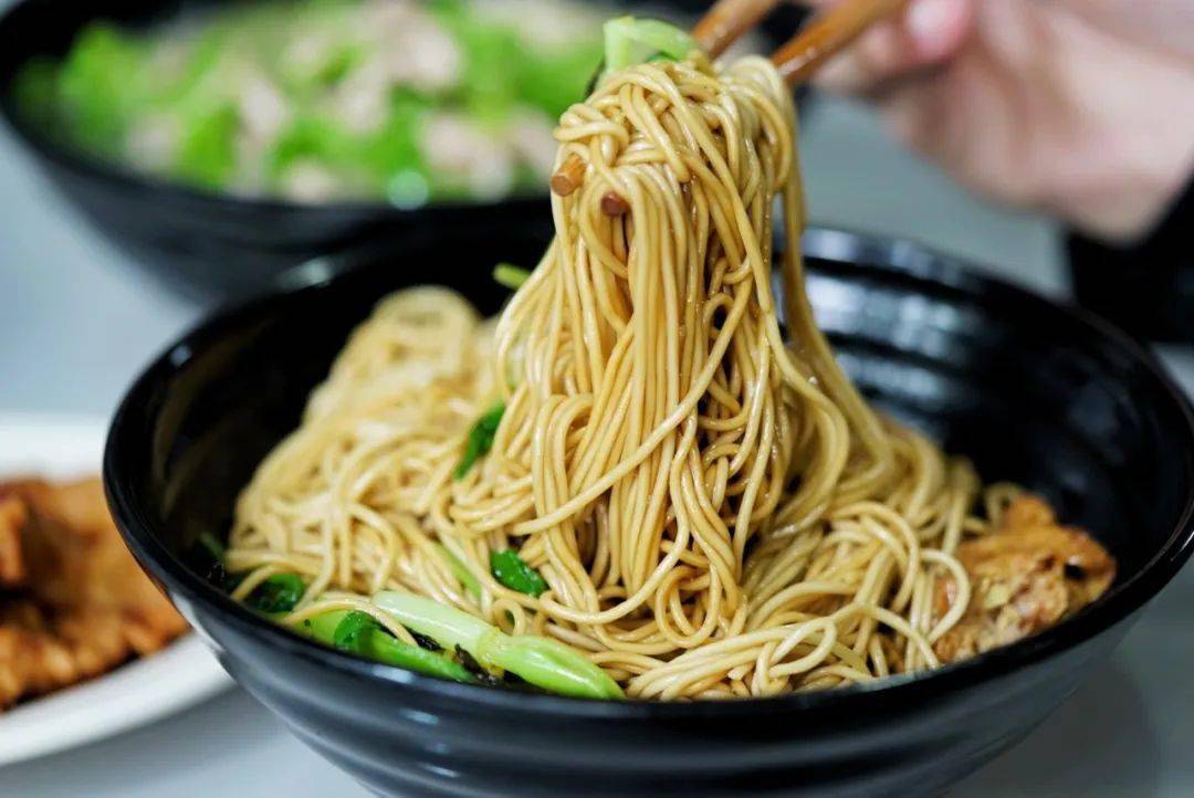 排队「入场」后自行找好空位坐下后再点单,  面的软硬,是否加面,汤面