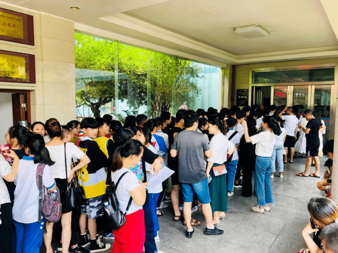 报名排号乘车排队这所学校为什么能
